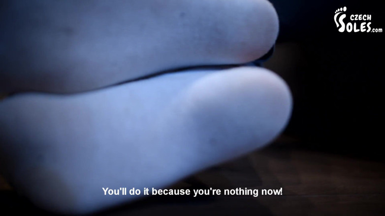 Czech Soles - foot fetish content: Sur les énormes pieds de la géante Eliška