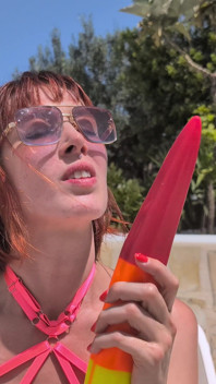 Hubená zrzka Pixie Pink má ve vile dlouhé anální hadí dildo