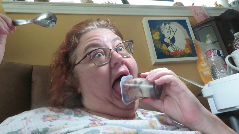 BBW nurse Vicki adventures with friends: Zjadam mój kubek budyniowy dla karmicieli