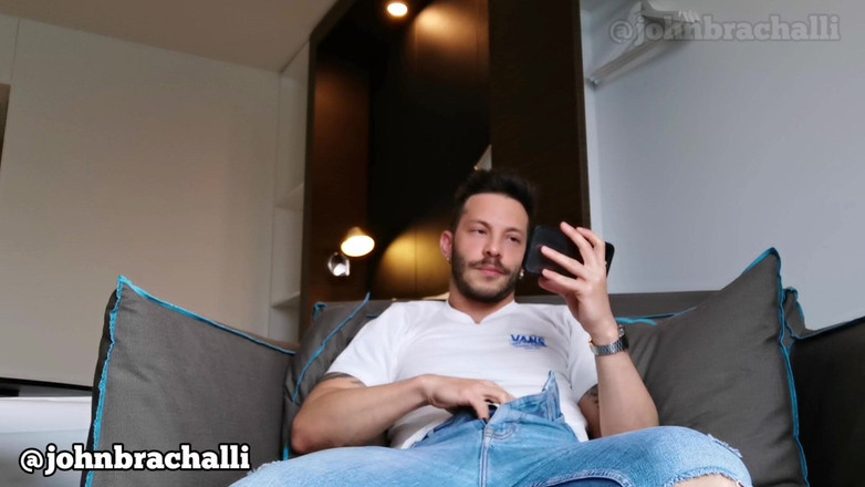 John Brachalli: John Brachalli masturbându-se