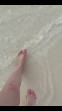 Mijn blote voeten rennen op het witte strandzand bij de oceaan