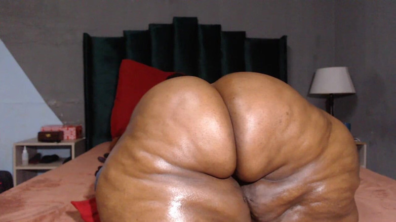 Betibig: Je frotte les cercles lentements et glissants sur mon clito...