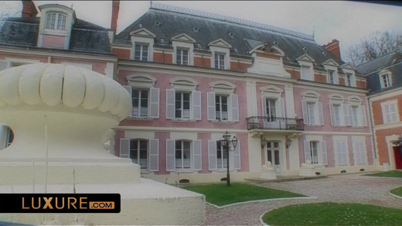 Luxure: The women are in charge in the swinger castle