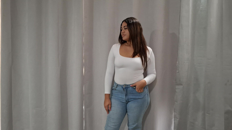 SugarPose: Chloe kamera için soyunuyor ve poz atıyor