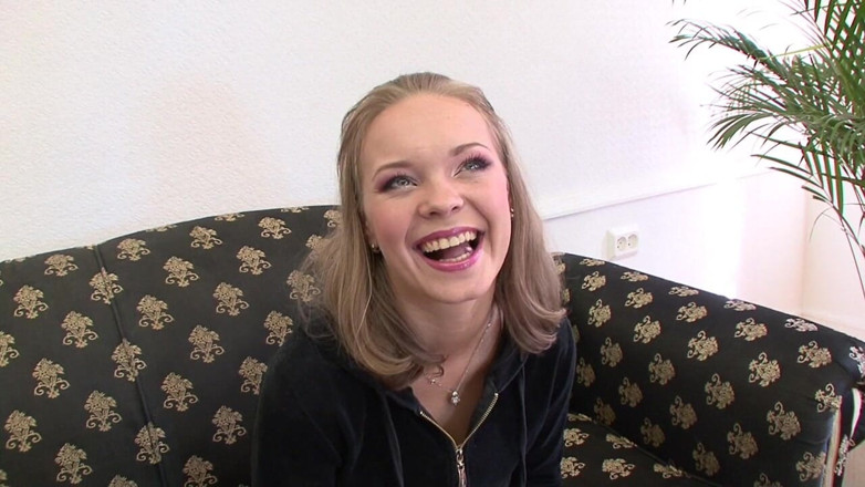 Adult Deluxe: Sensuele blonde tiener rijdt op een grote harde lul