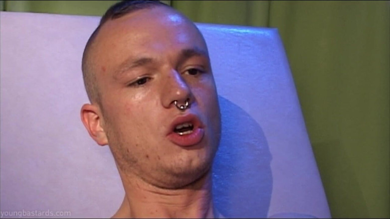 Young Bastards: O tânără curvă cu piele futută cu pumnul adânc