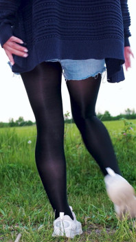 51- Ti stuzzicherò con le mie gambe in collant lucidi, culo perfetto, e metterò la mia mano nelle mie mutandine se chiedi? 