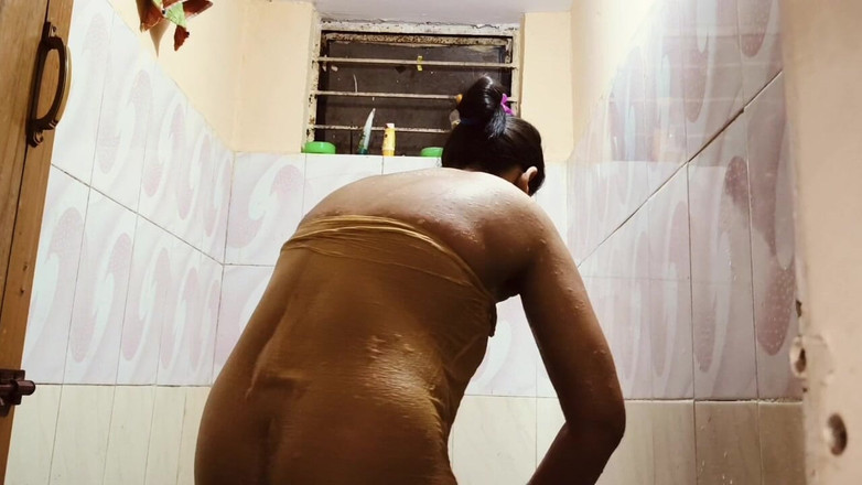 Madhu bhabhi: Přírodní vesnická manželka nahá koupající se video