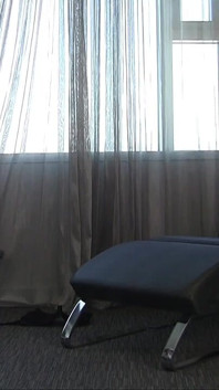 Tante semok ini pamer pantat bahenolnya dengan sepatu hak tinggi dan bra serta celana dalamnya