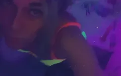 Seksi parti kızı iç çamaşırlı oynamak istiyor