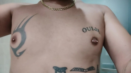 Idmir Sugary: Arătând sânii tatuați și sfârcurile cu piercing - strângerea și atingerea sânilor - țâțe Joc