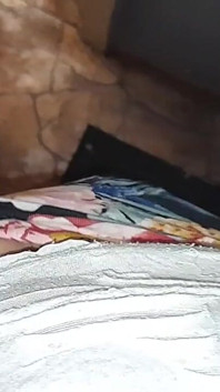 O spionez pe sora mea vitregă mai mică în baie și mă masturbez