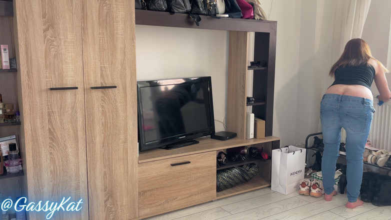 GassyKat: ジーンズのおならとお尻の割れ目掃除とガスの侵入 4K