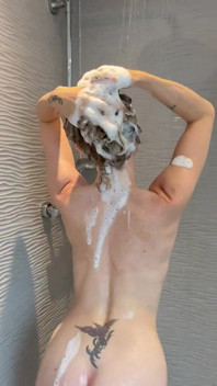 Perve Op Mij Tijdens Een Sensuele Douche Masturbatiesessie