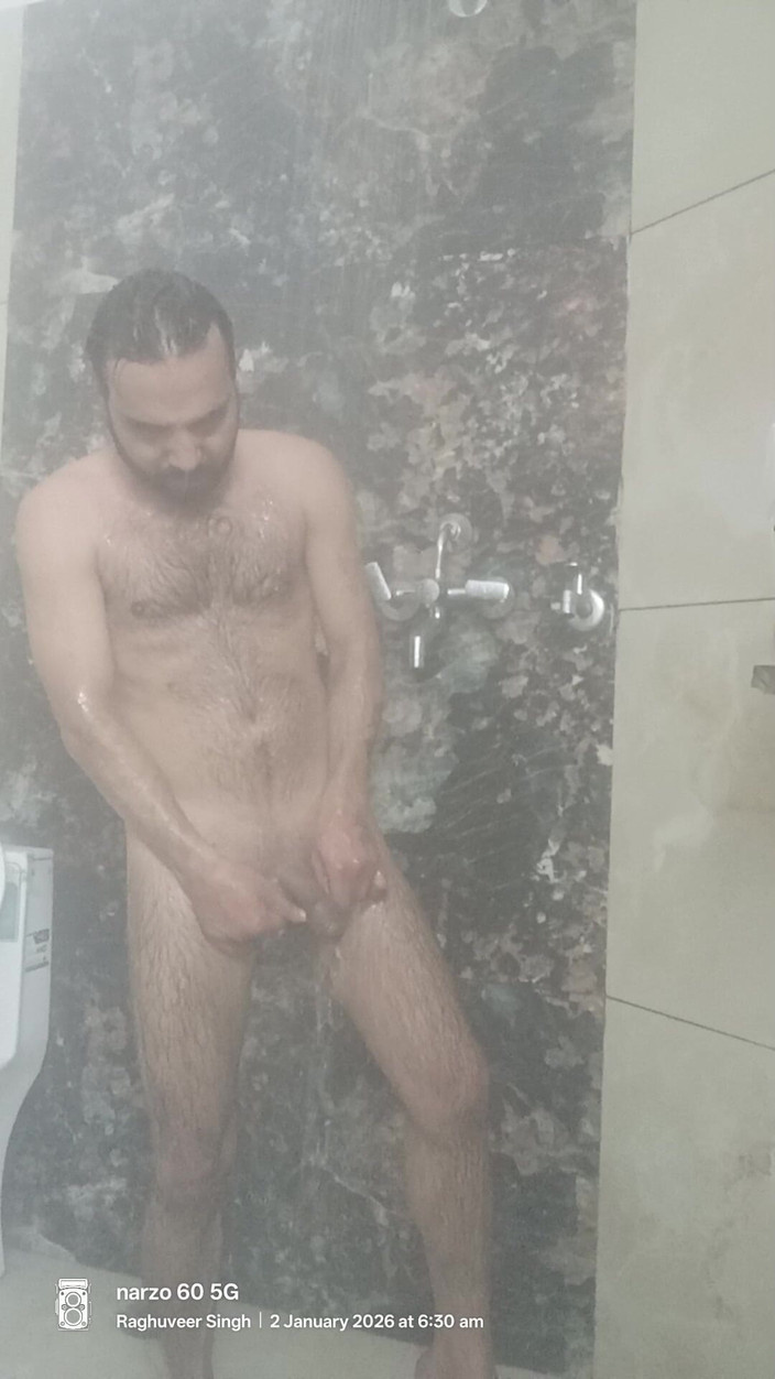 Rajasthani-old-lover: Lelaki desi India menikmati pertunjukan mandi dan melancap dengan jiran