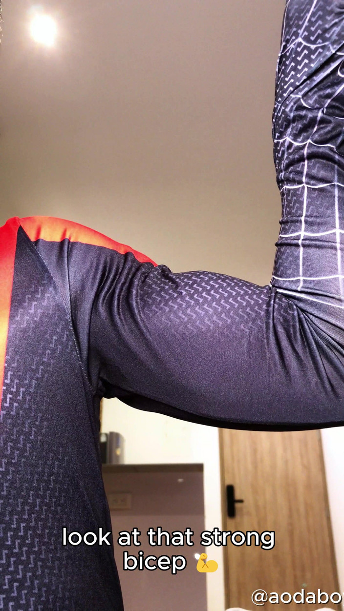 aodaboy: 스파이더맨 의상과 포즈