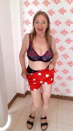 MariaOld: 天然巨乳熟女穿着性感内衣脱衣舞