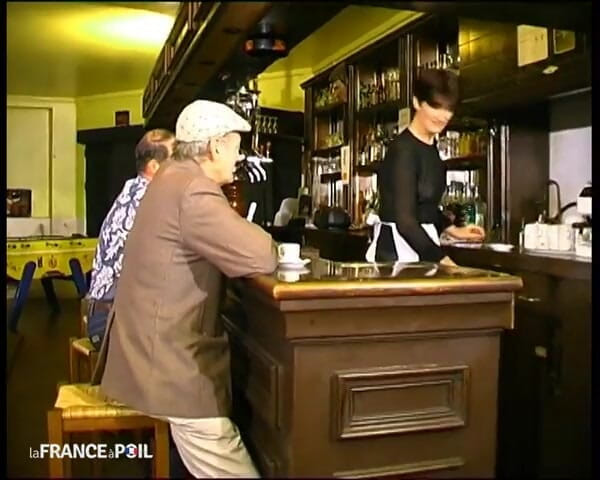 Rue Chaude: Carole, szef baru, gang-bangued w jej mały biały fartuch!