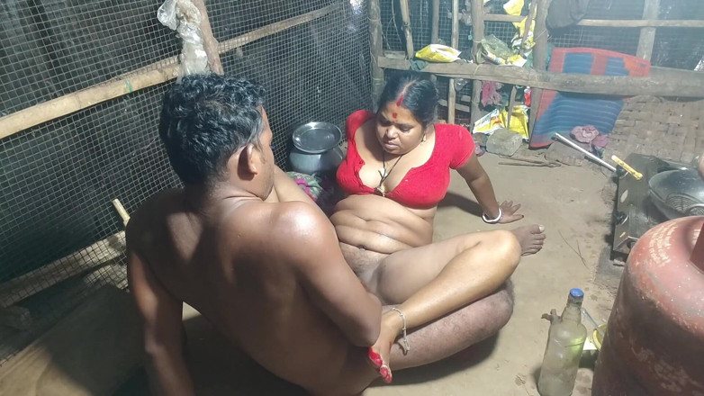 Raju Raju: Meia-irmã nua e fodida na cozinha do interior