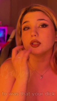 Ea i-a dat vibratorului o călărire dulce și l-a lovit cu videoclipul