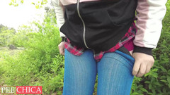 PeeChica: Wanhopig pissen buitenshuis. De boom helpen groeien