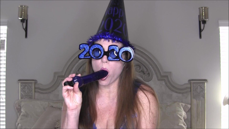 Nikki Nevada: Frohes neues jahr 2020! (Blauer hut, brille, dessous und spielzeug)