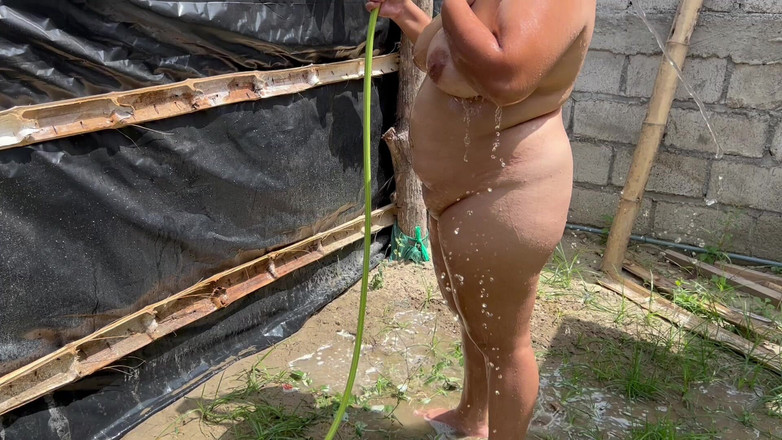 Stepmom_with_big_tits: 暴露狂厄瓜多尔性感女孩在一个地方洗澡，当她淋浴时，她抚摸她的阴户和那些巨大的奶子