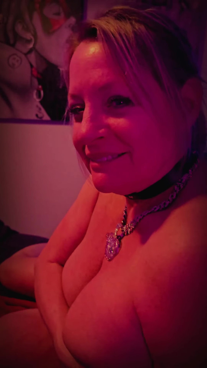 Kat-Licious: Kat-licious Dances Provocatively Naked on Bed