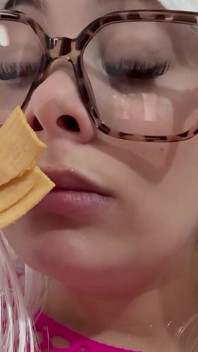 Macecha miluje jíst, tak jí žetony v kostýmu cosplay a miluje jídlo