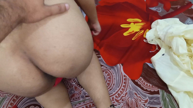 QueenbeautyQB: Desi indiana moglie calda intenzionalmente toccare il cazzo del marito...