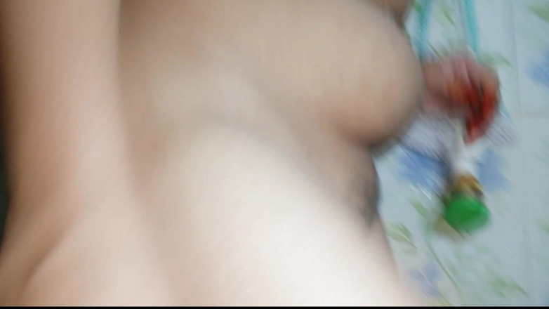 Shahinbd: インドのデジの女の子がバスルームでシャワーを浴びていると、義理の兄がバスルームに入り、彼女のお尻を犯し始める