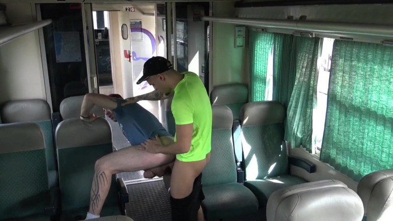 EXHIB BOYS: Jess scopata senza preservativo nel treno esibizionista