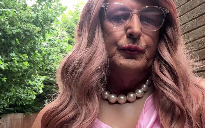 Kelly CD 2022: 穿着粉色连衣裙和无缝连裤袜的性感 Crossdresser Kellycd2022