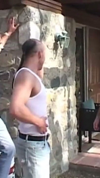 Nenasytná milfka je přehlcena v divokém gangbangu
