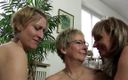 LesbianFantasies: Trei lesbiene mature excitate sado-maso în sex în trei