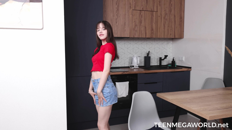 Teen Mega World: Lunchtime Fingering Game