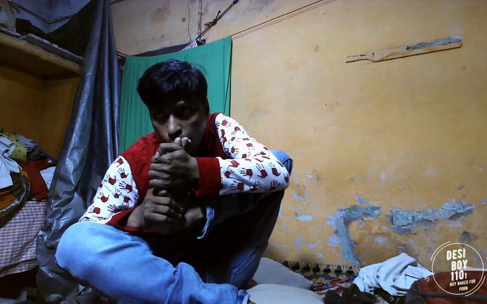 Indian desi boy: Jongen eigen teen likt zelf teen en voeten Indische jongensporno