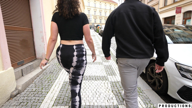 KnightProductions: Betty plug anale scopa stupido turista duro e grezzo