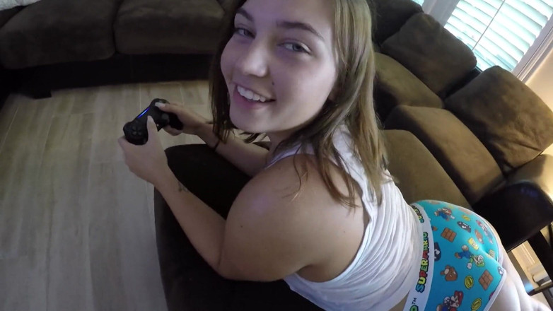 Perv Milfs n Teens: ビビアンテイラーのStepdaddieは、彼の大きなハードコックで彼女の家を歓迎します!