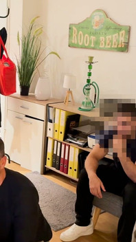 Heteroseksüel Türk arkadaş sakso çektikten sonra evli Alman adamın ağzına boşalıyor