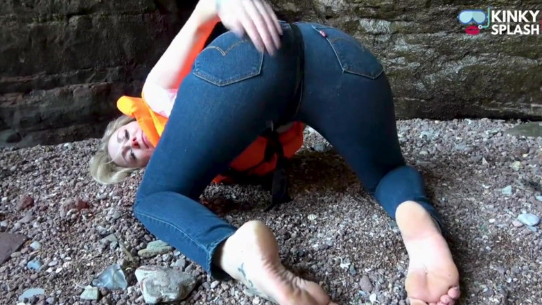 UKCuteGirl Lucy Lauren: Áo phao và quần jean trên bãi biển