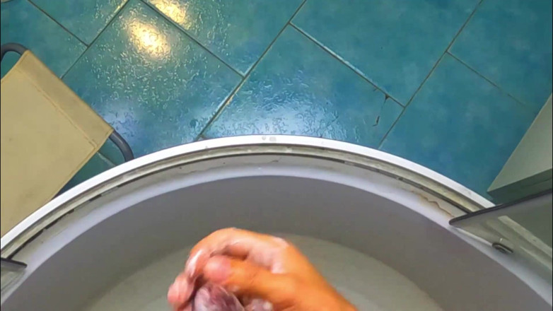 SexMamon: Di kamar mandi, air panas mengalir ke tubuh, aku pergi...