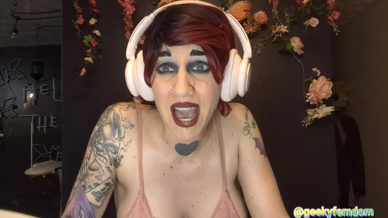 Geeky Femdom: Futa gamer flicka