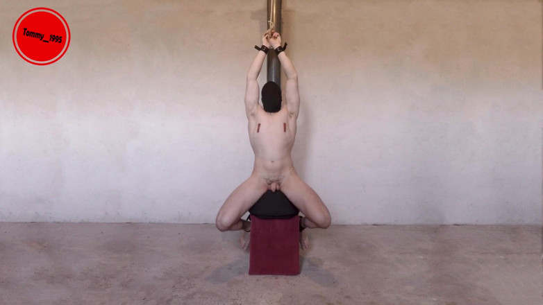 Tommy_1995: Sybian, orgasmes intenses de la prostate, un mec gémit