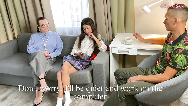 Oksana_Katysheva: 静かに、静かに!あなたは私の継母を起こすでしょう!ホテルのゲストは、美しいホステスと彼女のかわいい継娘を犯しました!