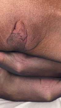 Sí, puedo frotar mi coño en pantimedias sin costuras con mis pies