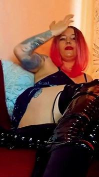 Lady Angela Male Uległe kolana na podłodze i Liza Czarne uda PVC Wysokie buty Bot Kult Buty Dominacja Buty Obcasy Dominacja Ssanie