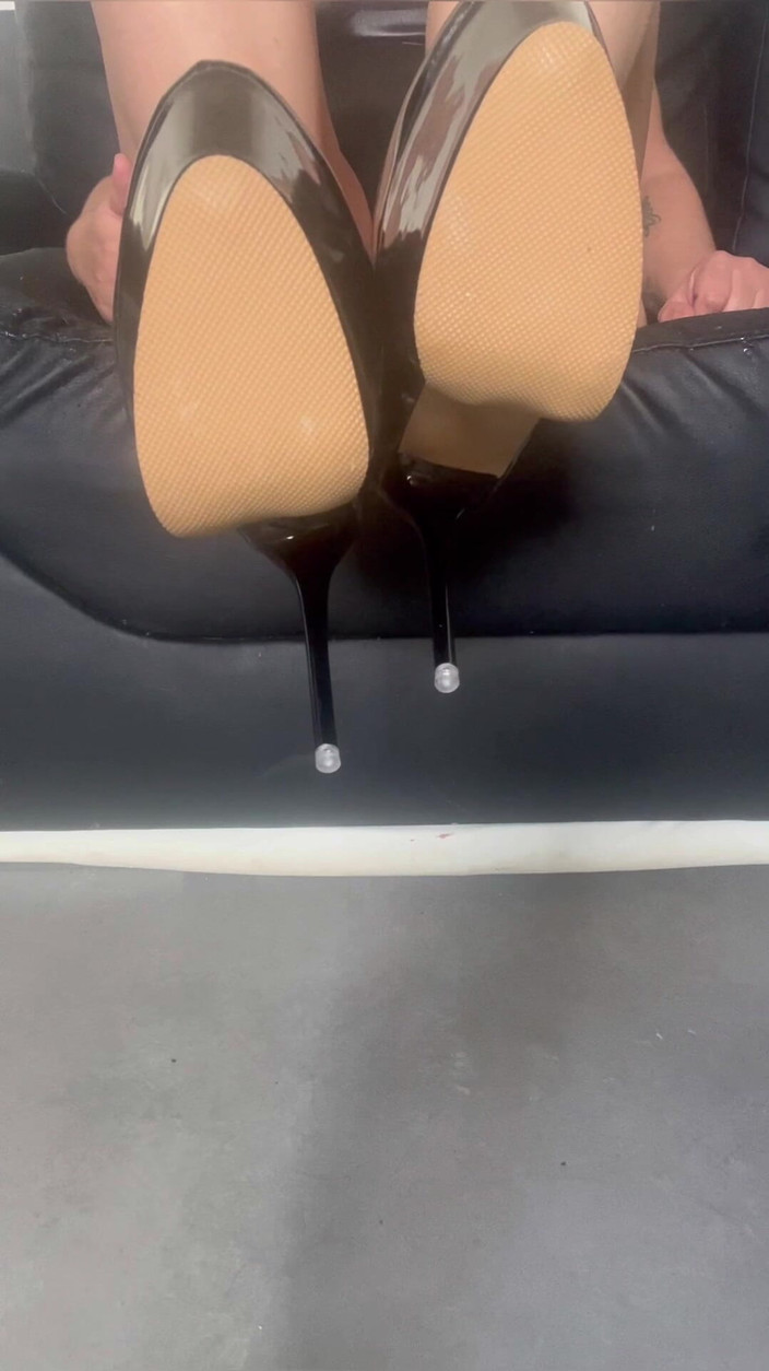 Maitresse Clara: JOI &amp; CEI Budete mi v patách