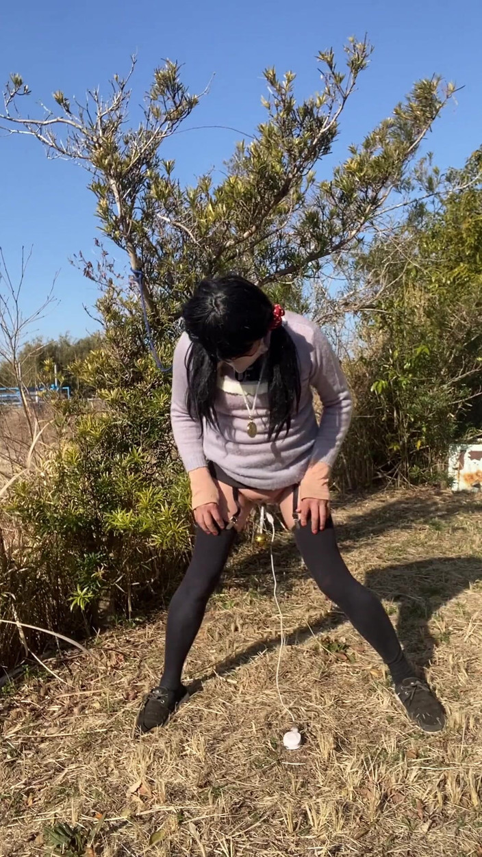 megu2002: No.116 中午阴户在阳光下散步