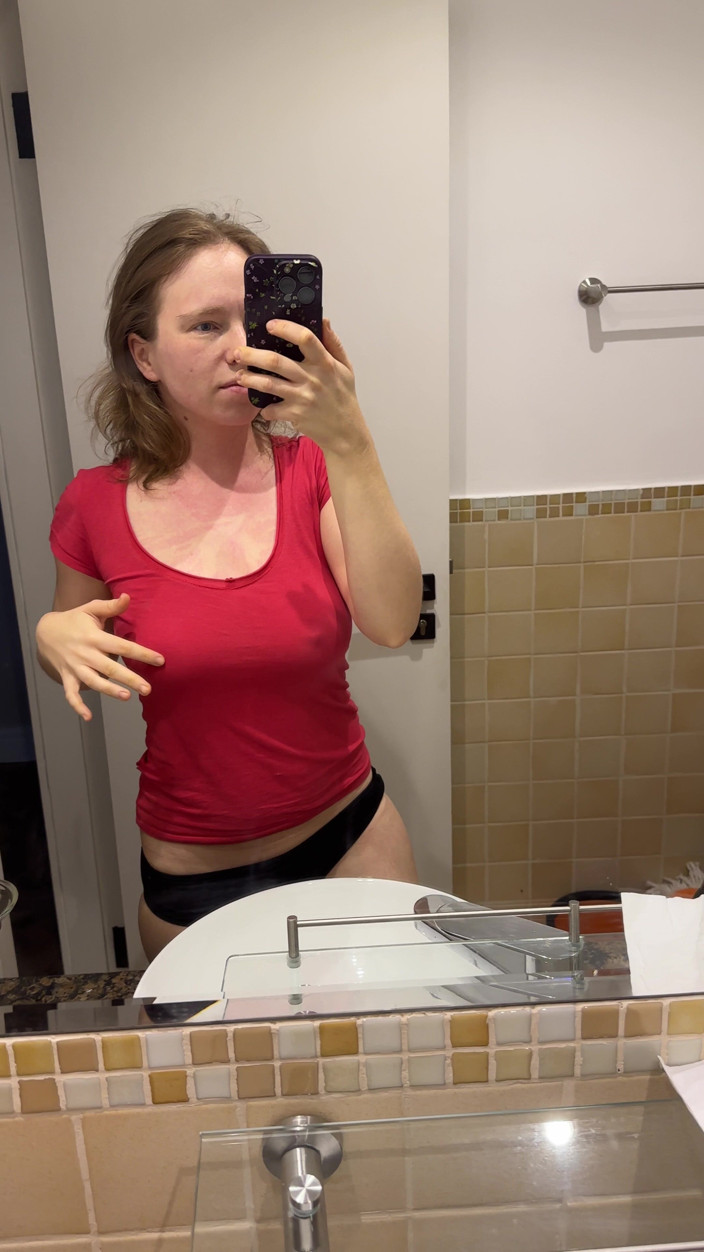SweetLucy96: Bạn có thể nhìn thấy núm vú to của cô ấy...